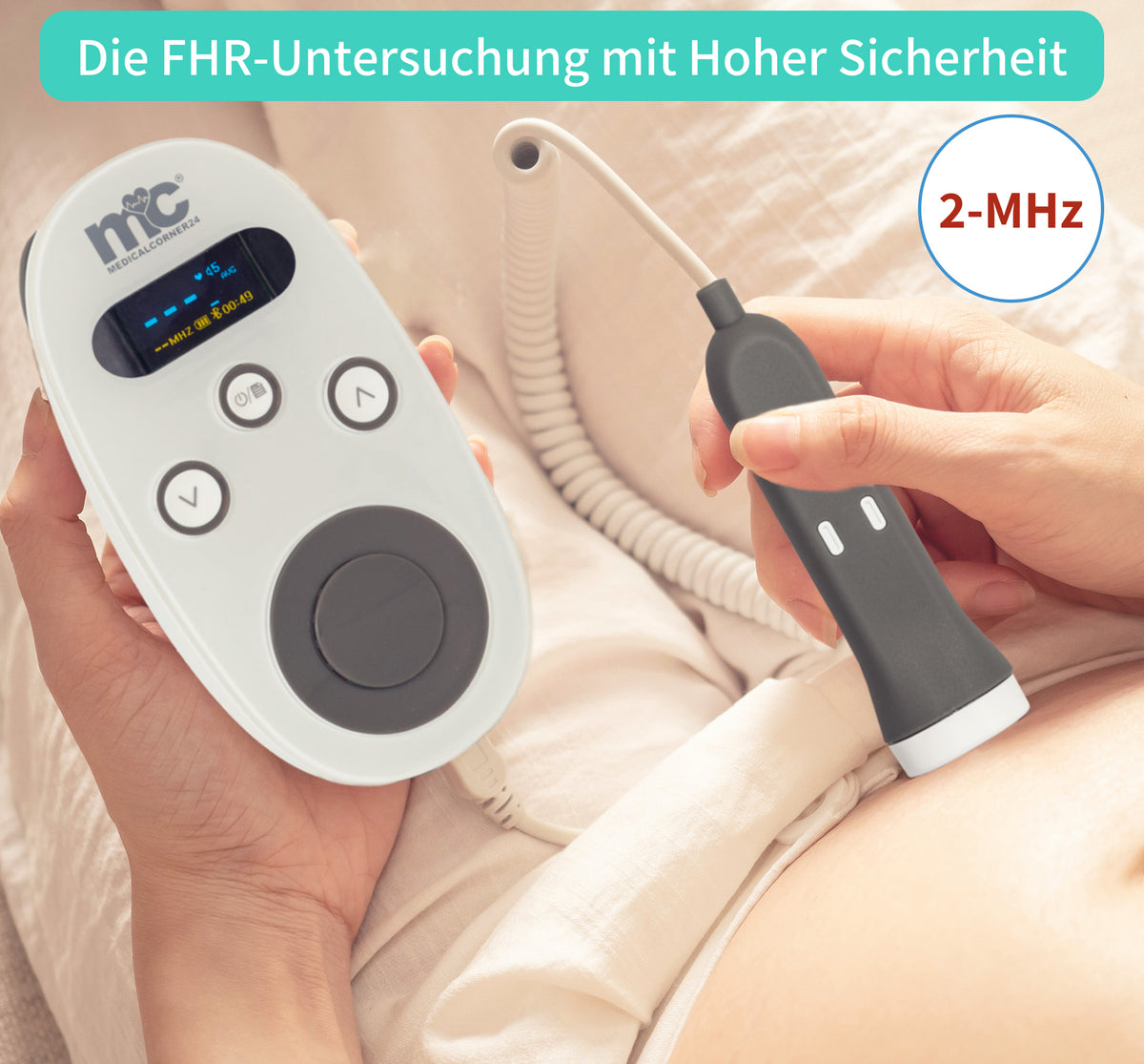 Fetal-Doppler und graue Sonde bei Untersuchung einer schwangeren Person am Bauch