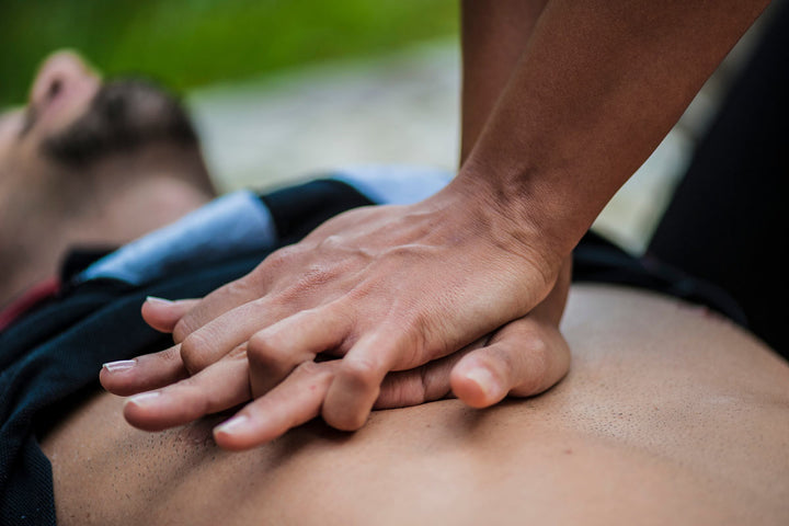 Was Sie konkret tun können: Herzdruckmassage Schritt für Schritt<br />