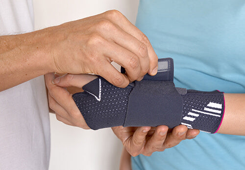 Een handbandage wordt om een pols aangelegd