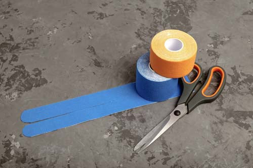 Fysiotape eenvoudig met de schaar knippen