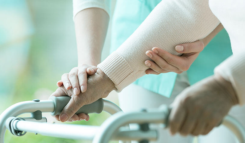 Een rollator biedt houvast en stabiliteit