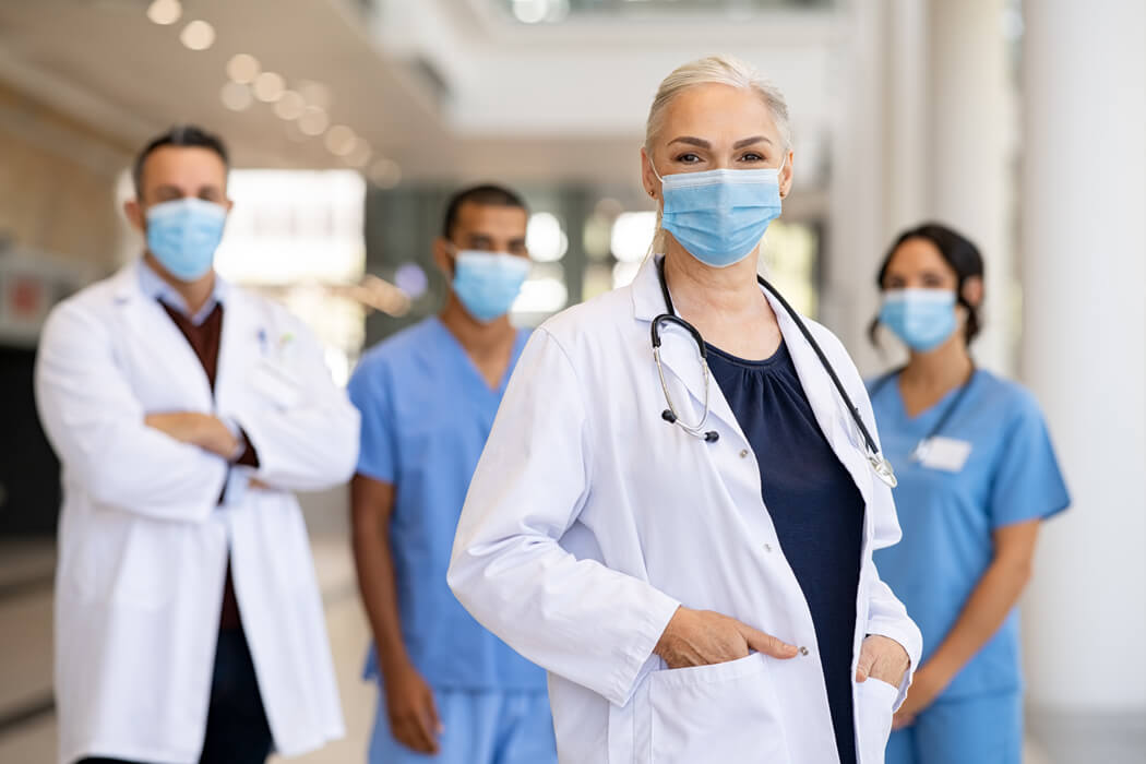 Een arts en verpleger dragen een medisch mondmasker