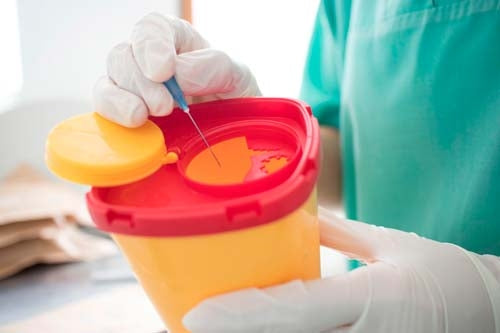 Naaldencontainers met opgedrukte aanwijzingen en instructies