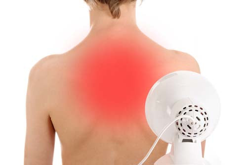 Met een roodlichtlamp kunnen gespannen lichaamsgebieden aan een warmtetherapie worden onderworpen