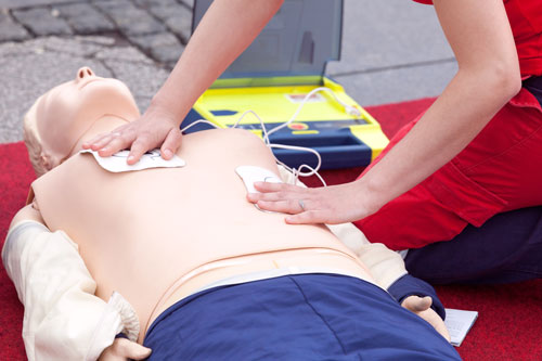 Defibrillators oefenen op een oefenpop