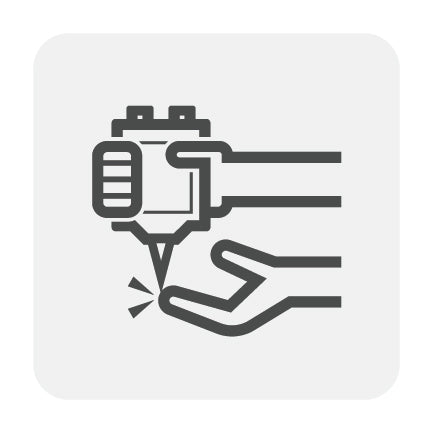 De bloedsuikermeter wordt bij de bloeddruppel op de vinger gehouden en meet via de bloedsuikerteststrip