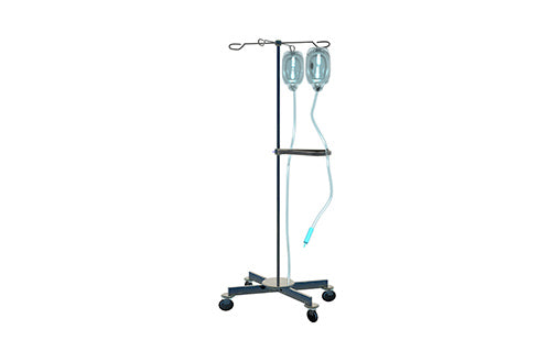 Typischer Ständer für Infusionen mit Rollenstativ und Aufhängmöglichkeiten