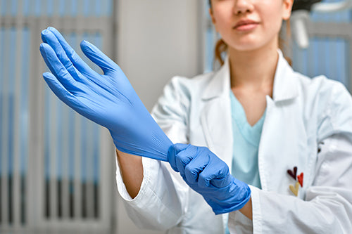 Arts draagt medische handschoenen