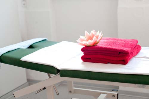 Behandelstoelen in een massagestudio