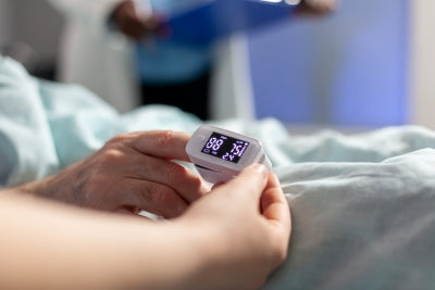 Close-up van een pulseoximeter bij een zieke patiënt