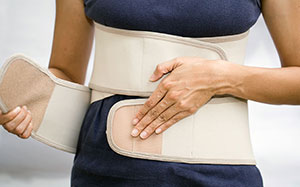 Een vrouw heeft een rugbrace gekocht - voor de houdingscorrectie