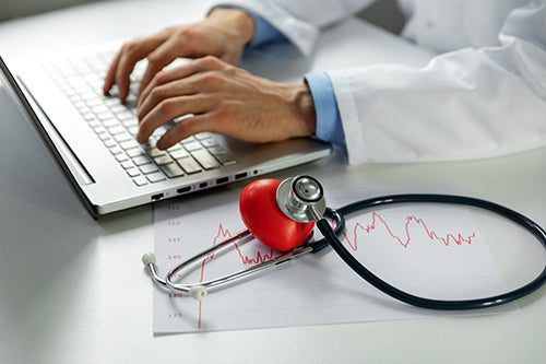 Arts beoordeelt de resultaten van een mobiel ECG-apparaat