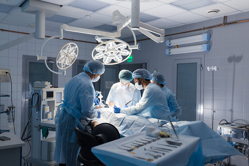 Medische professionals tijdens een operatie - zij gebruiken schülke gigasept® voor instrumentendesinfectie