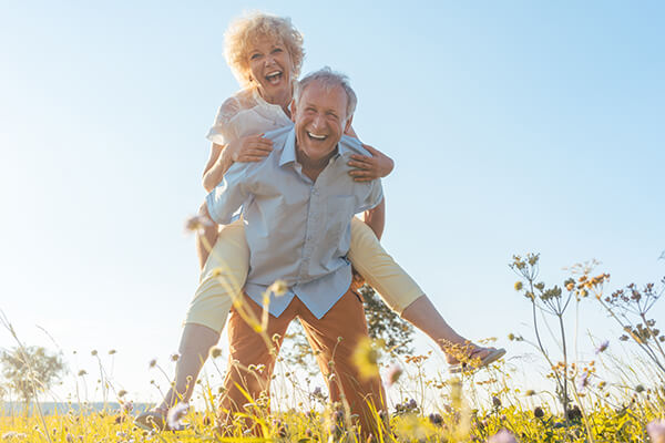 Een man en een vrouw genieten dankzij volwassenluiers van het dagelijks leven