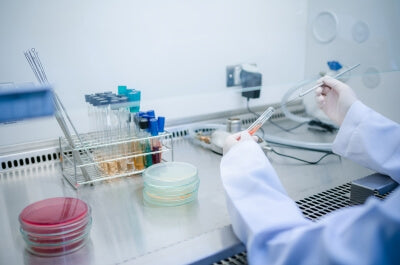 Arts gebruikt laboratoriumtests om bacteriën of virussen in het laboratorium te onderzoeken