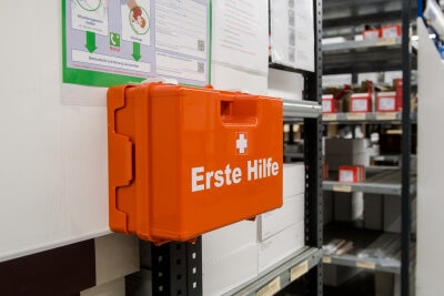 EHBO-materiaal hangt in een kast aan een muur in een bedrijf